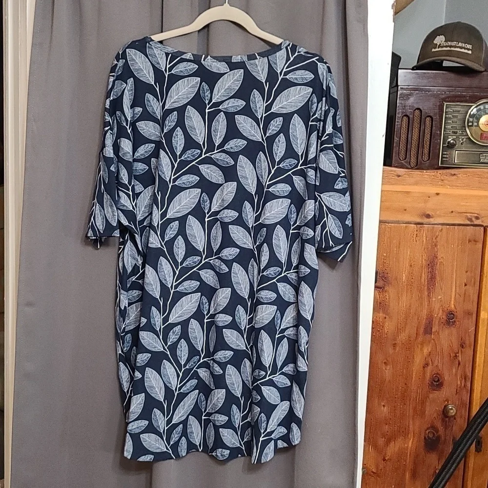 LuLaRoe Simply Comfortable Woms Shirt Tunic Navy W/ White Leaves High Low Hem 2X - Picture 4 of 7